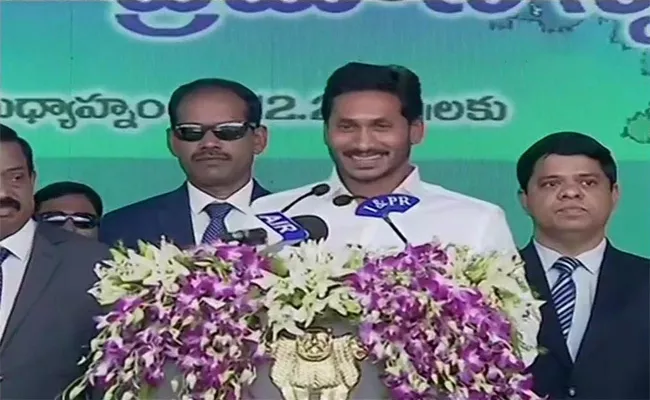 Patient Watching CM YS Jagan oath taking Video Doctors operation Guntur - Sakshi