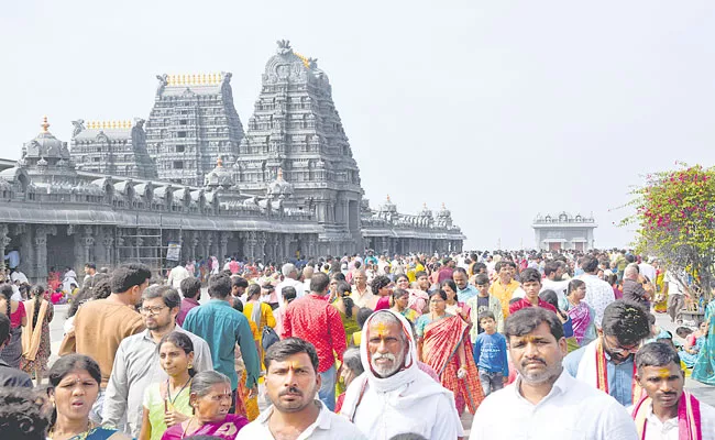 Large Number Of Devotees Rush In Yadadri Sri Lakshmi Narasimha Swamy Temple - Sakshi