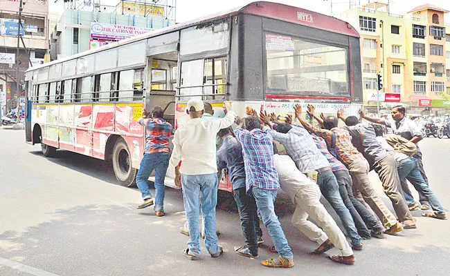 Central Govt Order To Remove 15 Years Old TSRTC Buses - Sakshi