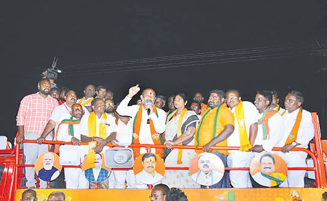 Telangana: BJP Chief Bandi Sanjay Lashes Out CM KCR In Praja Sangrama Yatra - Sakshi