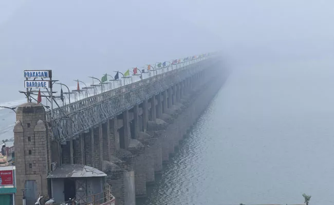 Dense Fog in Vijayawada, Prakasam Barrage, Durga Varadhi Photos - Sakshi