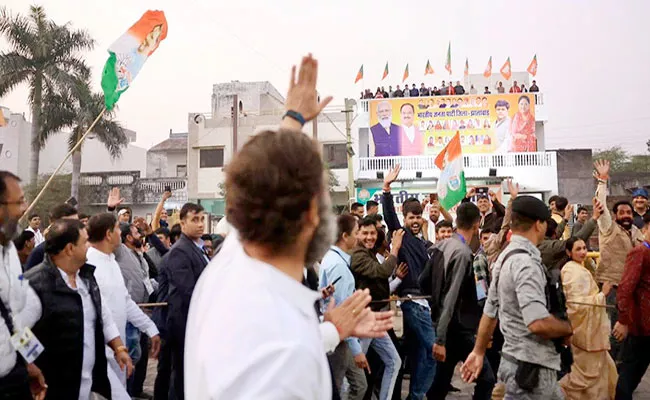 Rahul Gandhi Blew Flying Kisses As His Yatra Crossed BJP Office - Sakshi