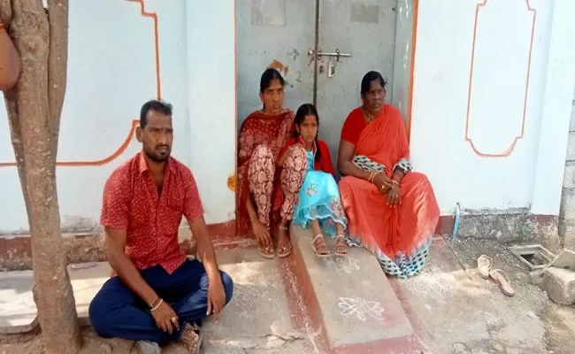 Wife Protest In Front Of Husband House In Nalgonda District - Sakshi