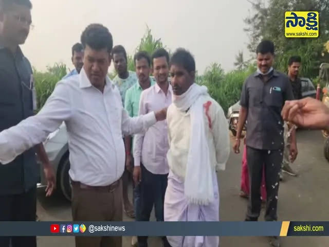 AP Minister Sidiri Appalaraju Helped Road Accident Victims In Srikakulam