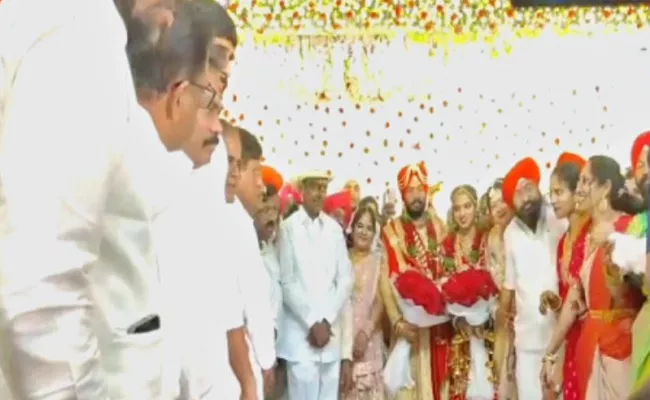 Telangana CM KCR bless New Couple in Karimnagar - Sakshi