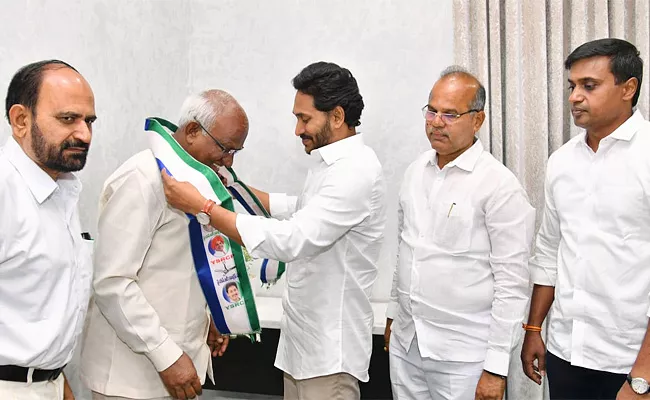 Former TDP MLA GV Srinath Reddy Joined in YSRCP - Sakshi