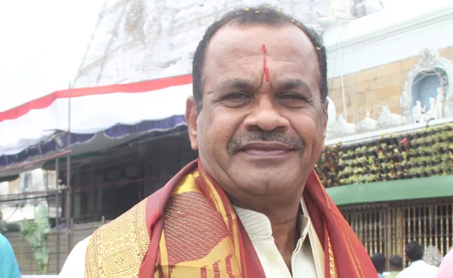 MP Komatireddy Venkat Reddy Sensational Comments in Tirumala - Sakshi