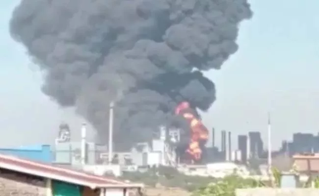 Massive Fire After Explosion In Nashik Factor Several Workers Trapped - Sakshi