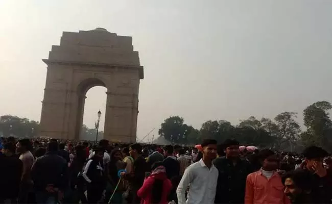 Massive Crowd in India Gate So Delhi Police Block Roads - Sakshi