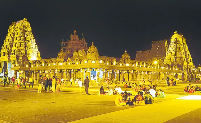 Telangana Yadadri Temple Ready For New Year Darshan - Sakshi