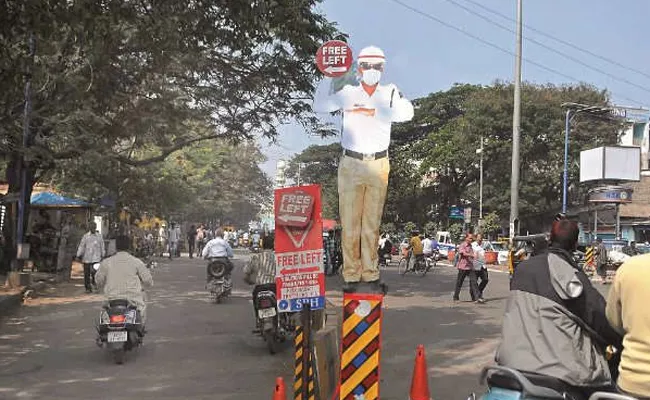 Man Ran Over Traffic Constables Leg With Car Assaulted At Banjara Hills - Sakshi