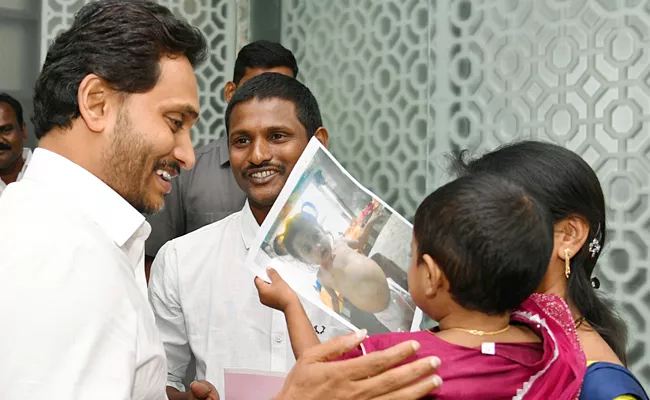 Child Honey and Parents met CM YS Jagan At tadepalli - Sakshi