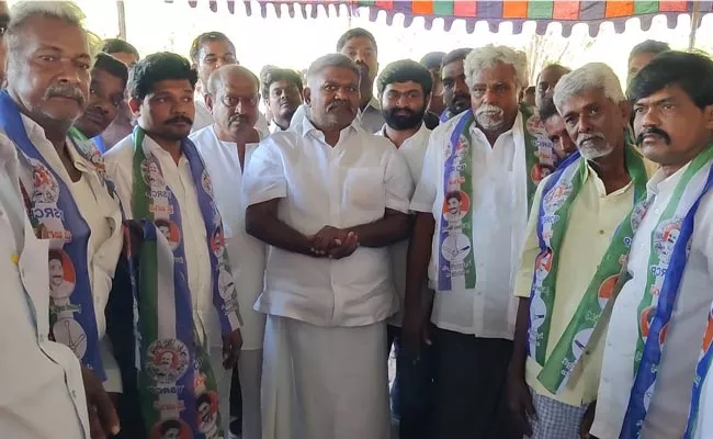 Anantapur District: JC Brothers Main Follower Ramanjula Reddy Joins YSRCP - Sakshi