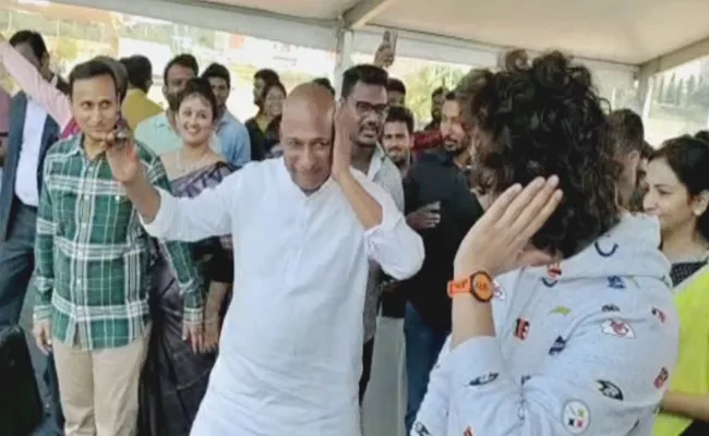 Minister Malla Reddy Dance in Sankranthi Sambaralu at Medchal - Sakshi