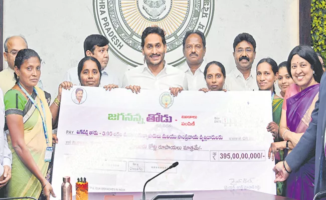 CM Jagan Comments On Jagananna Thodu for Street Vendors - Sakshi