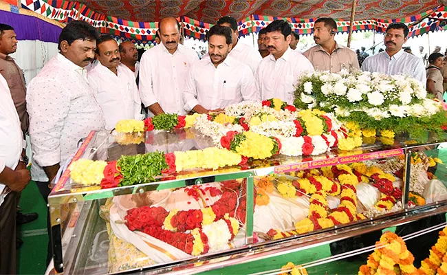 AP CM Jagan Pay tribute to MLA Parthasarathy father Pedareddaiah - Sakshi