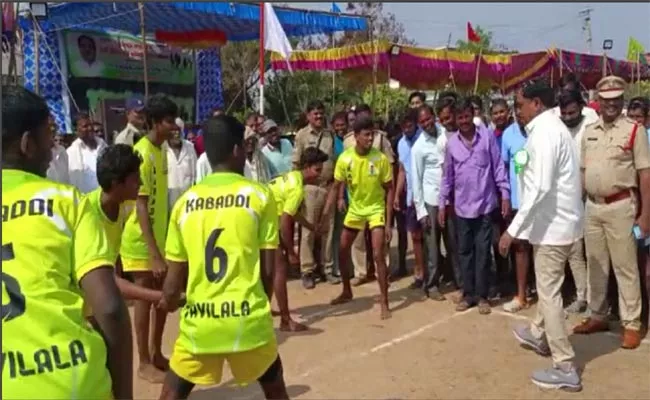 Minister Errabelli Dayakar Rao played Kabaddi in Palakurti - Sakshi