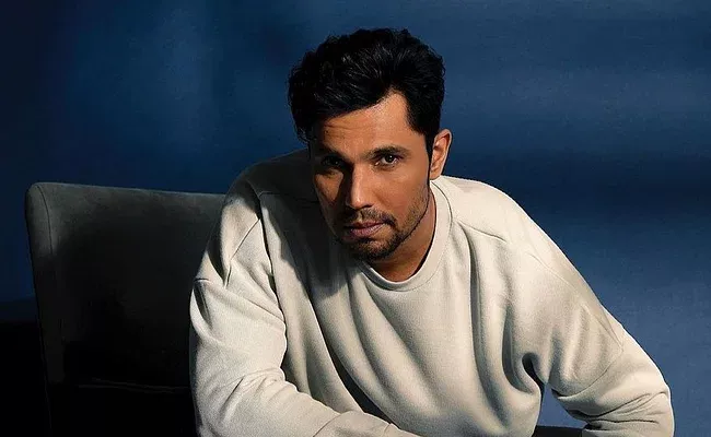 Bollywood Actor Randeep Hooda Injured While horse riding In Shooting - Sakshi