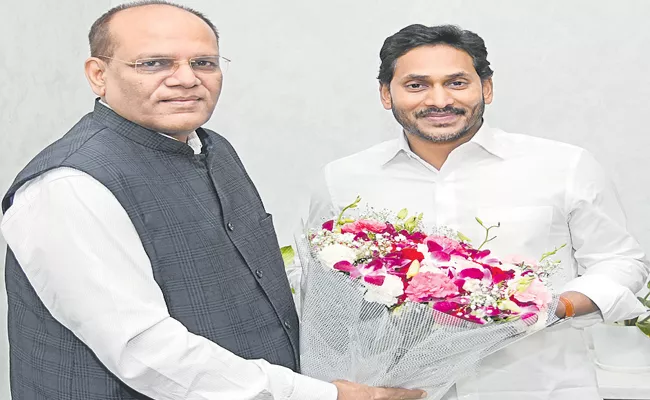 Somesh kumar meeting with CM YS Jaganmohan Reddy - Sakshi