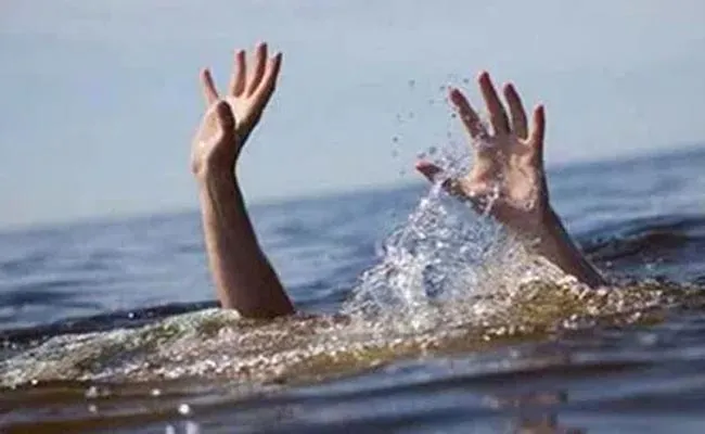 Two youth drown away in thanthadi beach Parawada - Sakshi