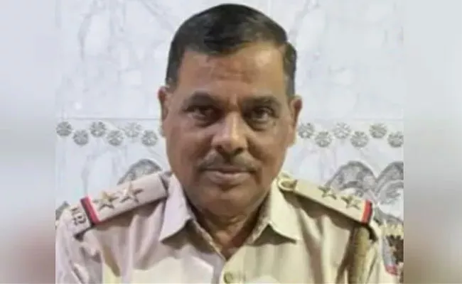 On Duty Cop Hit By Car Dies Days Before Retirement In Delhi - Sakshi