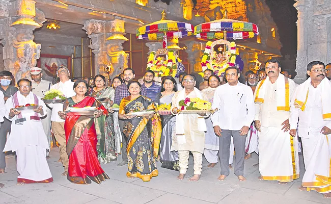 CS Shantikumari Visited Yadadri Sri Lakshmi Narasimha Swamy Temple - Sakshi