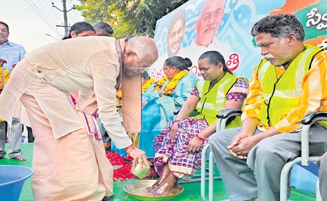 Minister Chelluboina Venugopala Krishna Pada Puja For Sanitation Workers - Sakshi