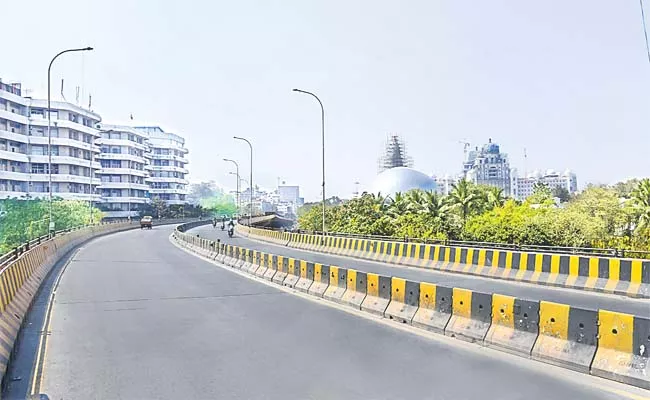 Hyderabad Roads Empty More People Go Home Town For Sankranti - Sakshi