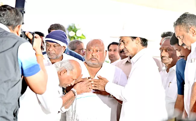 CM KCR Consolate Minister Gangula Kamalakar And His Family Karimnagar - Sakshi