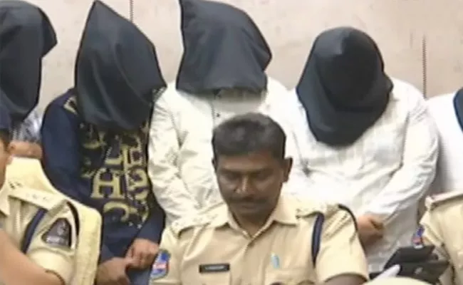 Women Honey Trap Gang Arrested In Hyderabad - Sakshi