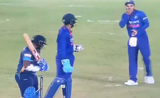 Virat Kohli gives priceless reaction seeing Shreyas Iyer spin Bowling - Sakshi