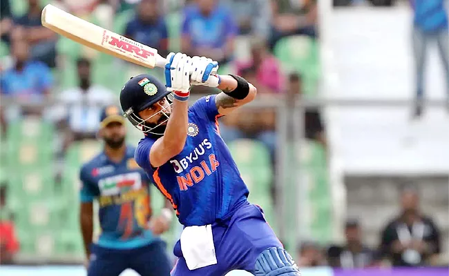 Virat Kohli plays MS Dhoni like helicopter shot, hits 97 meter six  - Sakshi