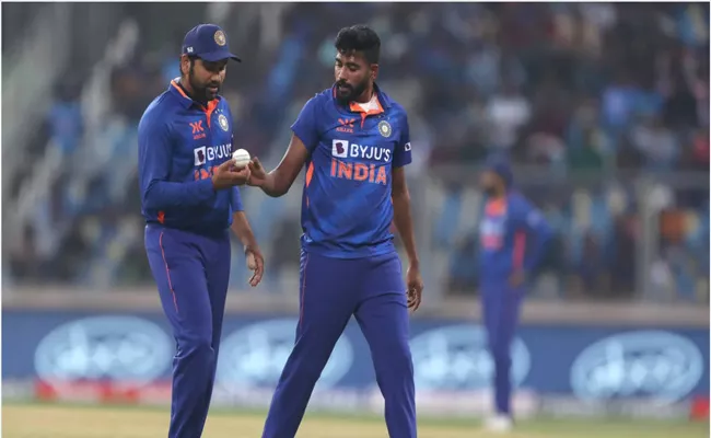 Rohit Sharma lauds Mohammed Siraj after decimating Sri Lanka 3rd odi - Sakshi