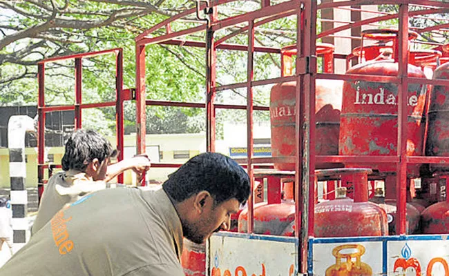 Lpg Cylinder Charges: Hpcl Says No Need To Pay Money To Delivery Boy - Sakshi