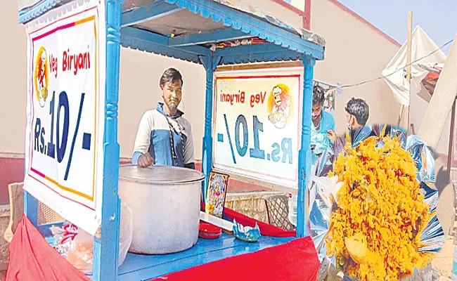 Have This Veg Biryani For Just Rs 10 in Hyderabad - Sakshi