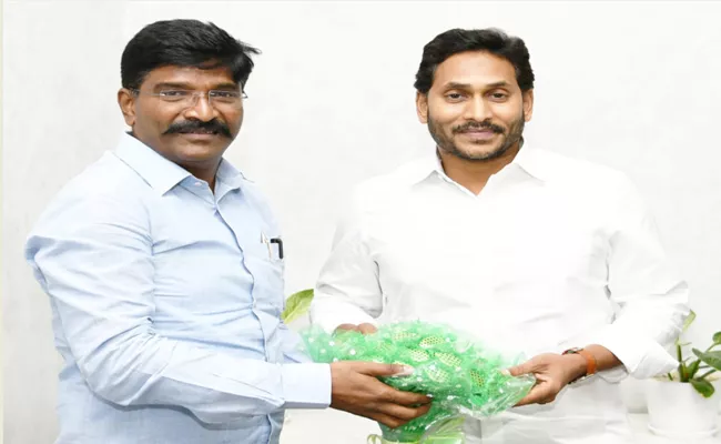 Anantapur MP Talari Rangaiah met CM YS Jagan at Tadepalli - Sakshi