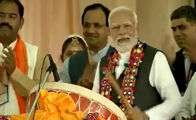 PM Modi plays traditional drum during public rally in Karnataka - Sakshi