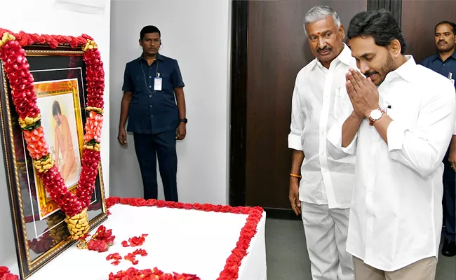 CM Jagan pays Floral tributes to Yogi Vemana Birth Anniversary - Sakshi