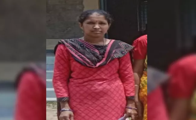 Teacher Died In School Due To Heart Attack In Manthani - Sakshi