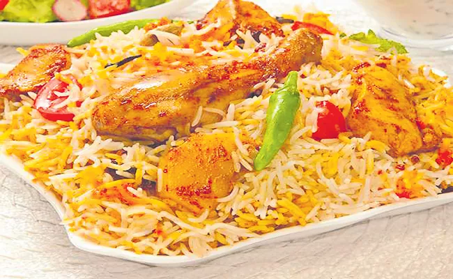 New Year celebrations: Swiggy delivers 350,000 biryani, 250,000 pizzas - Sakshi