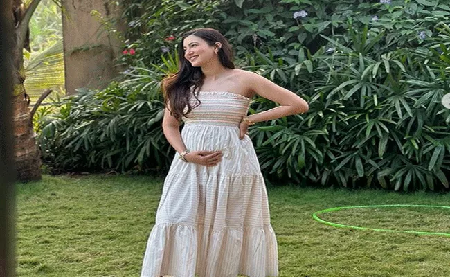 Gauahar Khan Shares first baby bump photo Goes Viral - Sakshi