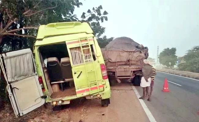 YSR District Road Accident Truck Tempo Vehicle Collision 3 People Died - Sakshi