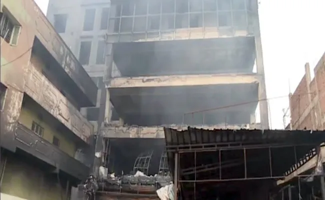 Secunderabad Deccan Mall Fire Accident Police Warn Locals - Sakshi