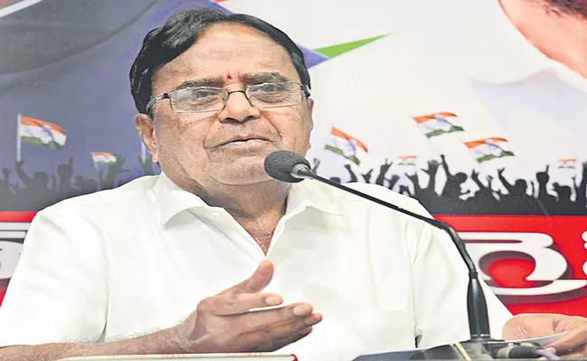 Congress Leader Ponnala Lakshmaiah Slams Telangana CM KCR - Sakshi