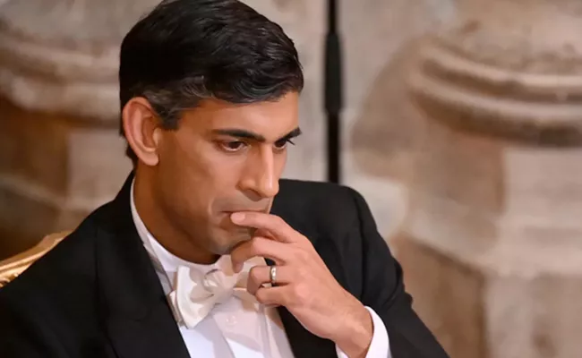 UK PM Rishi Sunak Apologizes For Not Wearing Seat Belt - Sakshi