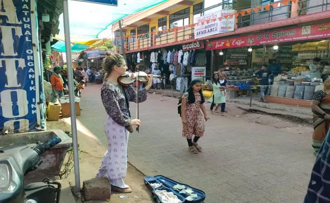 Foreign Woman Plays Violin On Karnataka Roads Goes Viral - Sakshi