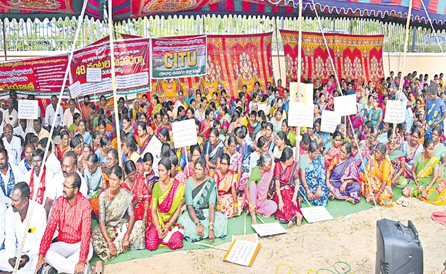 Thousand Farmers Holds Darna For Compensation In Yadadri Bhuvanagiri - Sakshi