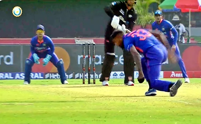 IND Vs NZ: Hardik Pandya One-Hand Stunning Catch Of Devon Conway 2nd ODI - Sakshi