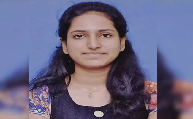 Young Woman Commits Suicide On Birthday At Kukatpally - Sakshi