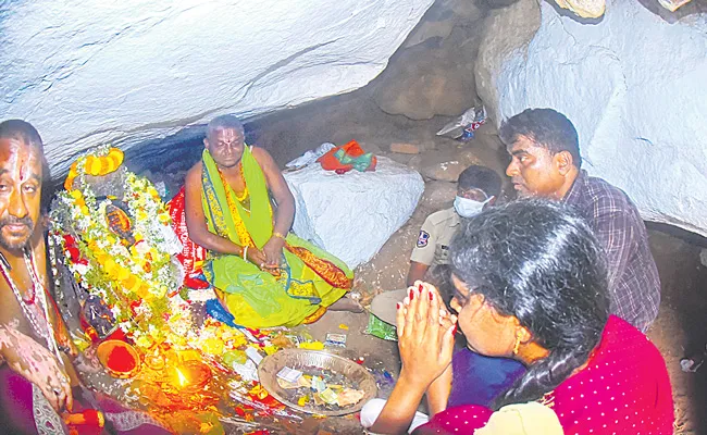 Devotees Throng Singaraya Narasimha Swamy Jatara In Siddipet District - Sakshi